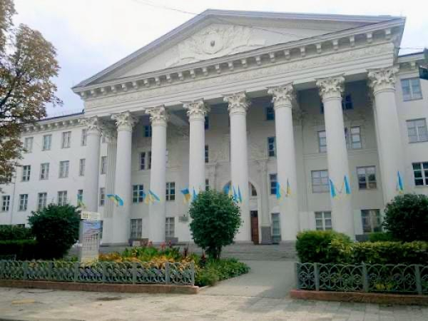 [Grafika: budynek z flagami UA. Fot. Paulina Tendera]