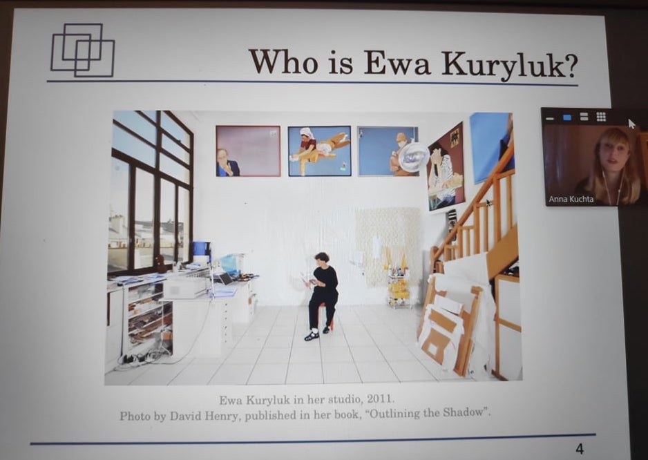 Grafika: zrzut ekranu przedstawiający dr Annę Kuchtę podczas prezentacji oraz slajd z prezentacji Trauma and Postmemory in Ewa Kuryluk's Art and Literature.