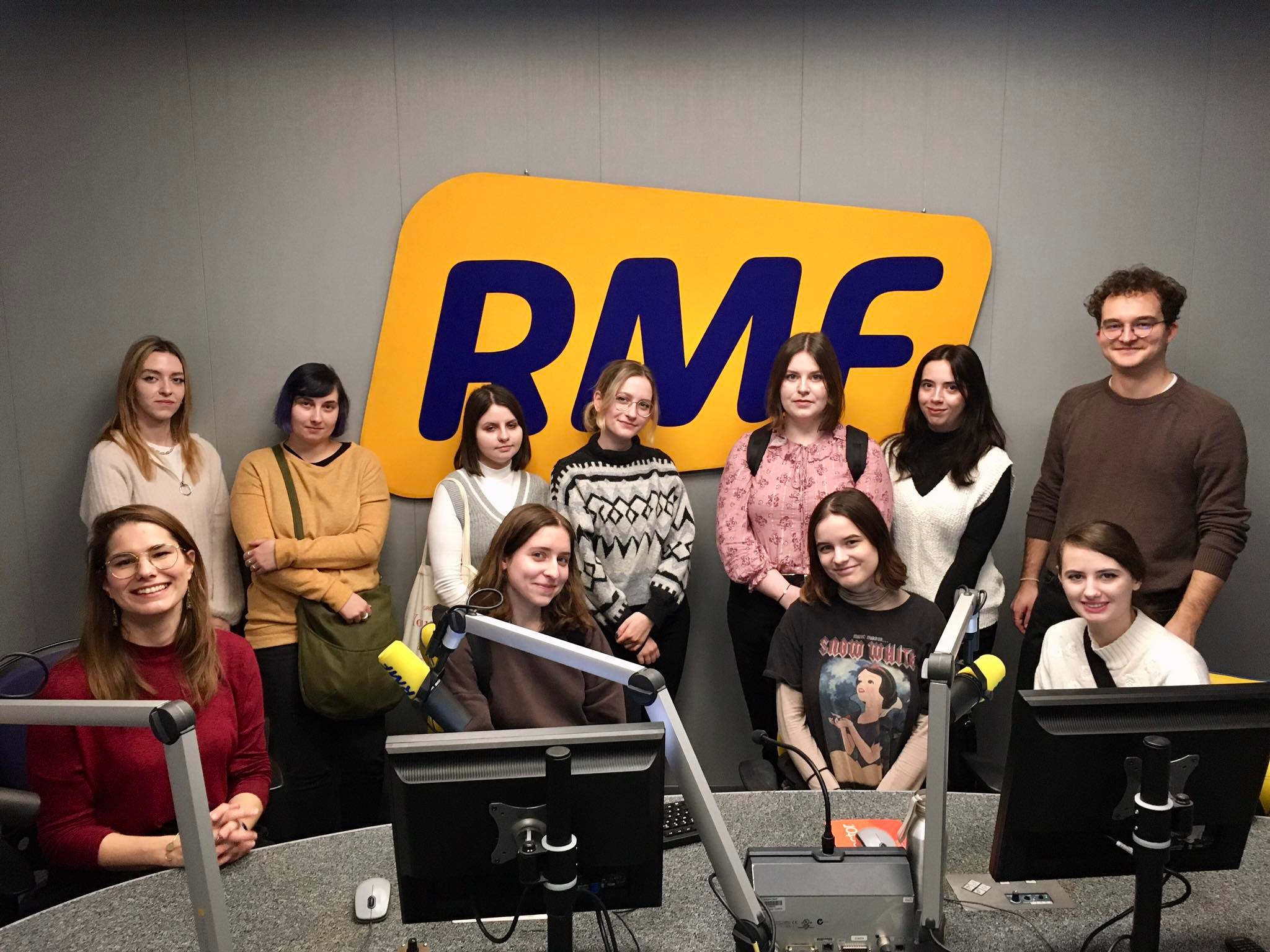 [Grafika: zdjęcie przedstawia grupę studentów oraz prowadzącą w studiu radiowym pod napisem RMF]