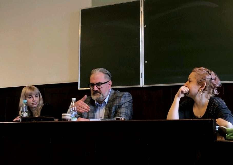 [Grafika: fotografia podczas rozmowy, od lewej: A Kuchta, M. Łyczka, P. Tendera, z tyłu tablica. Fot. I. Piechowiak.}