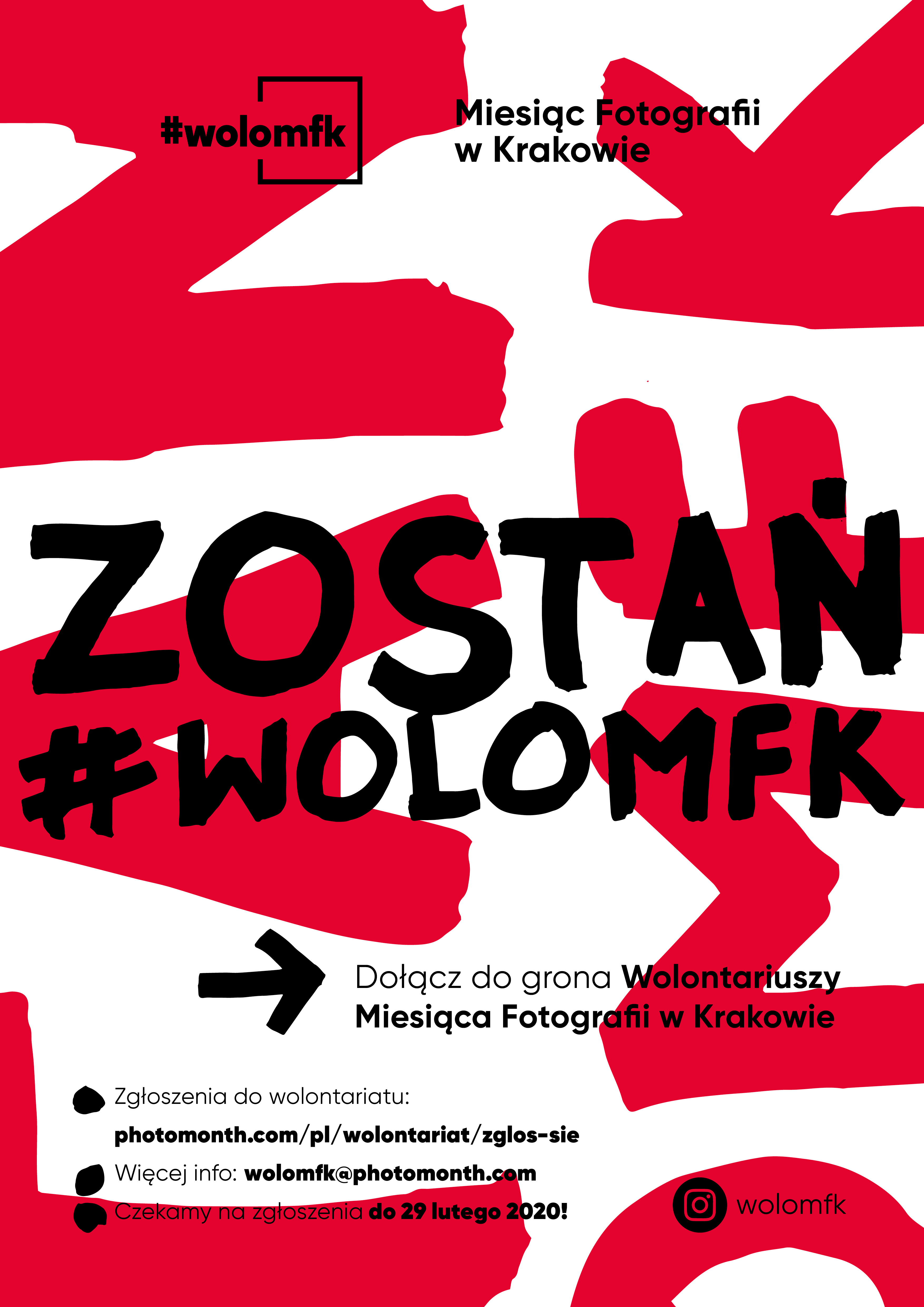 Grafika przedstawia plakat festiwalu Miesiąc Fotografii w Krakowie. Plakat w kolorze czerwono-białym, na środku duży czarny napis #ZOSTAŃWOLOMKF.